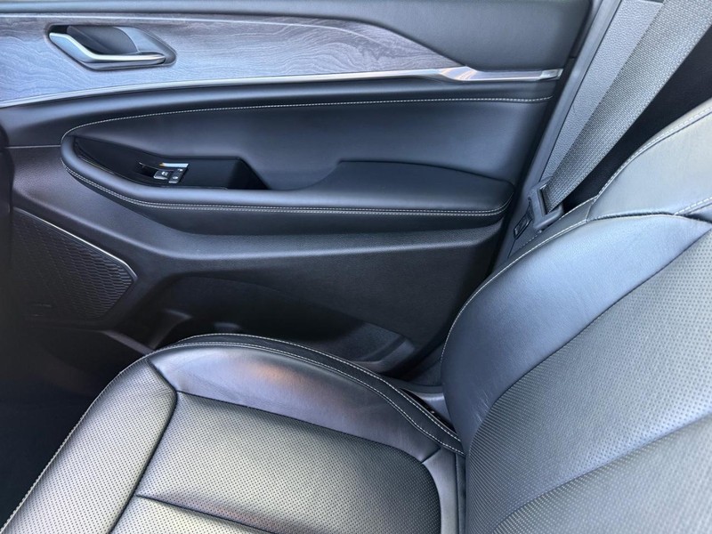 Jeep Grand Cherokee Vehicle Full-screen Gallery Image 29