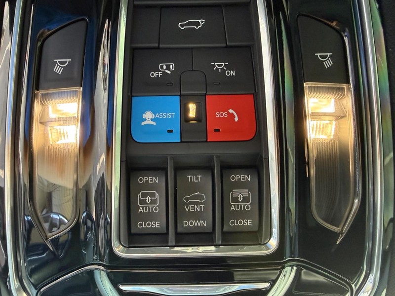 Jeep Grand Cherokee Vehicle Full-screen Gallery Image 30