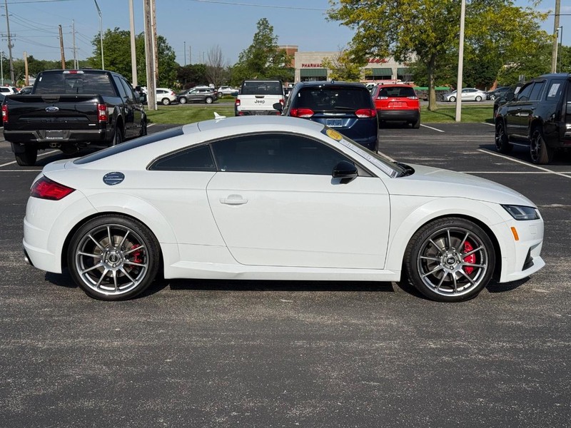Audi TTS Vehicle Full-screen Gallery Image 2