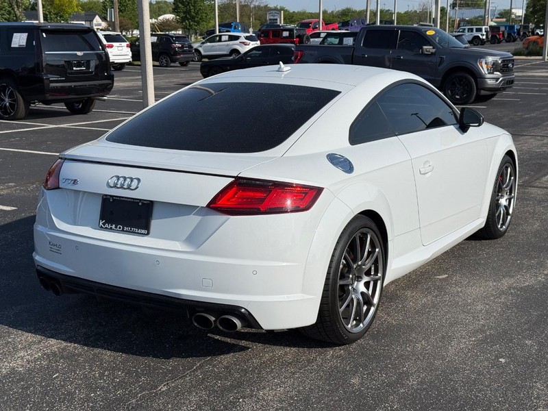 Audi TTS Vehicle Full-screen Gallery Image 3