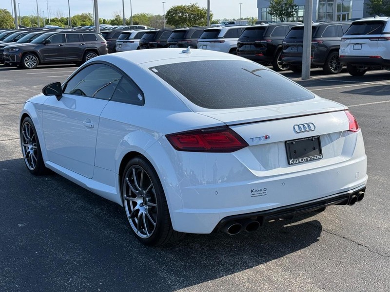 Audi TTS Vehicle Full-screen Gallery Image 5
