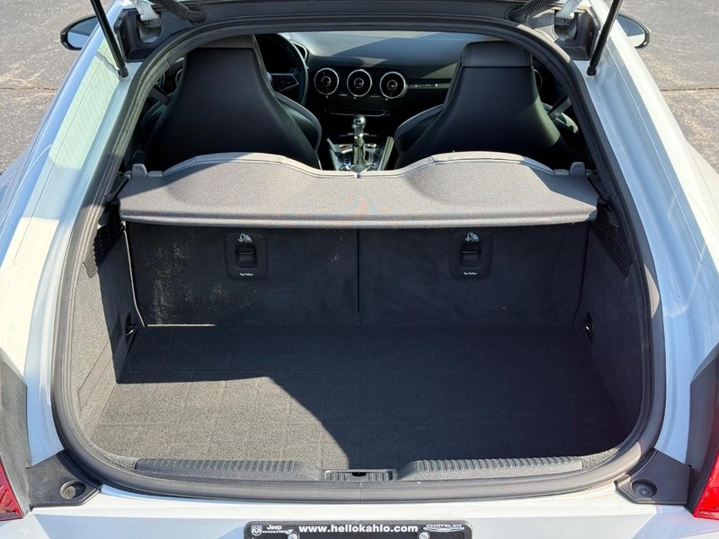 Audi TTS Vehicle Full-screen Gallery Image 7