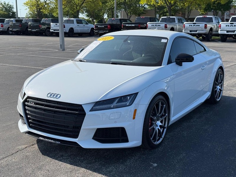 Audi TTS Vehicle Full-screen Gallery Image 8