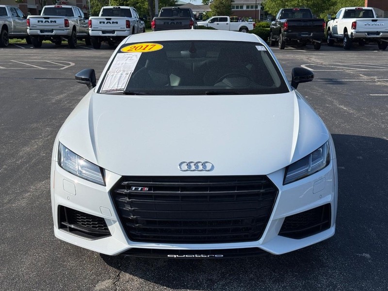 Audi TTS Vehicle Full-screen Gallery Image 9