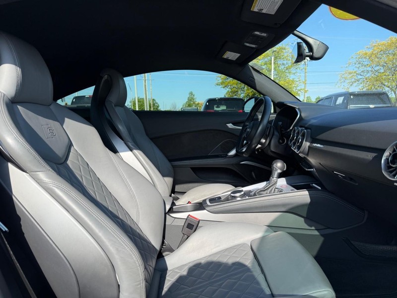 Audi TTS Vehicle Full-screen Gallery Image 10