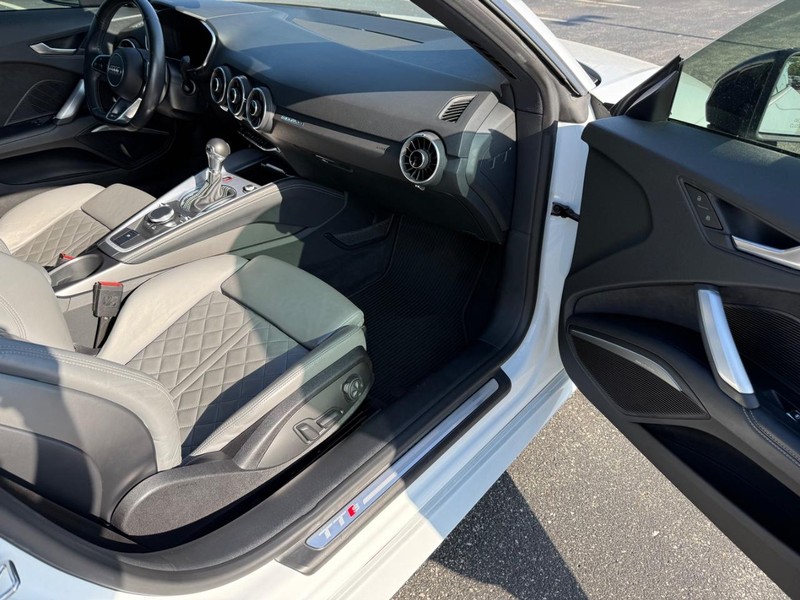 Audi TTS Vehicle Full-screen Gallery Image 11