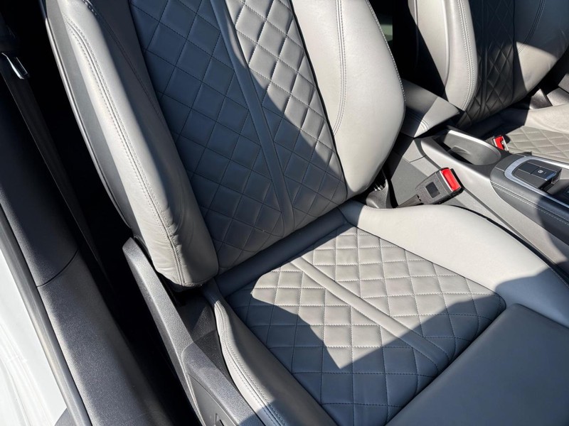 Audi TTS Vehicle Full-screen Gallery Image 12