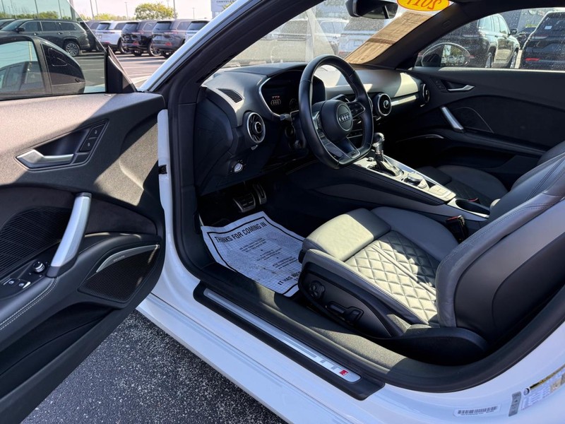 Audi TTS Vehicle Full-screen Gallery Image 14