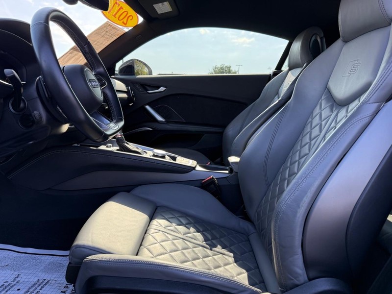 Audi TTS Vehicle Full-screen Gallery Image 15
