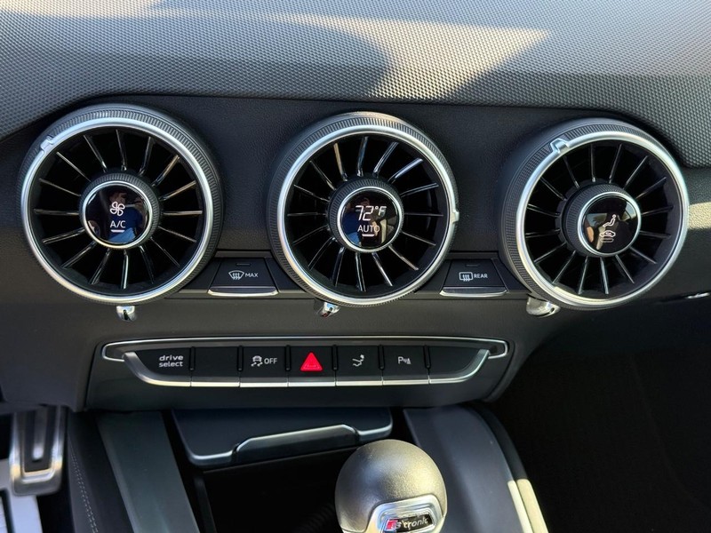 Audi TTS Vehicle Full-screen Gallery Image 20