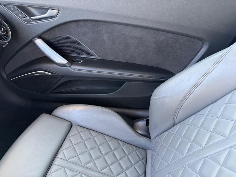 Audi TTS Vehicle Full-screen Gallery Image 23