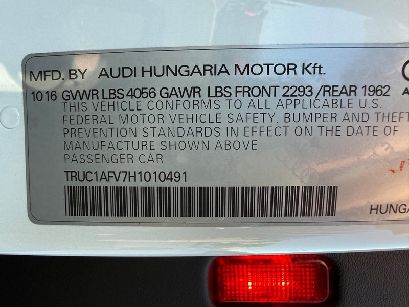 Audi TTS Vehicle Full-screen Gallery Image 30