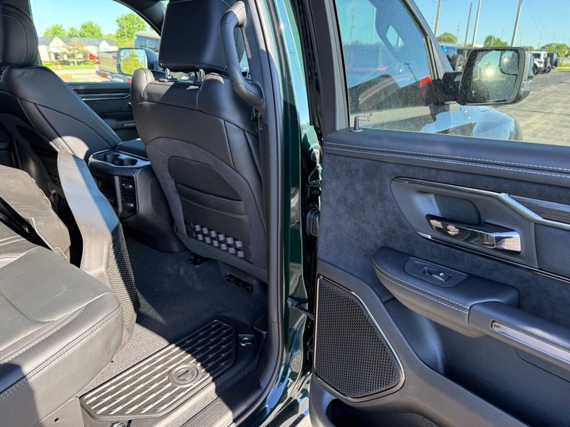Ram 1500 Vehicle Full-screen Gallery Image 15