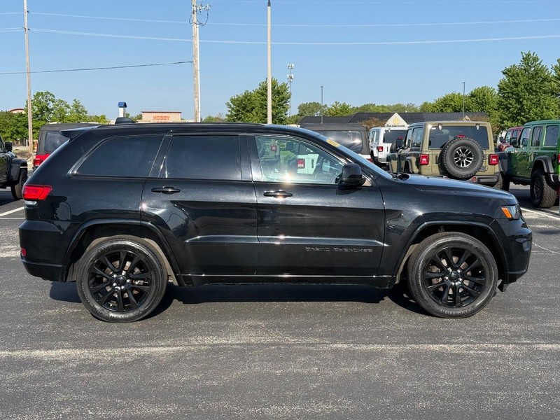 Jeep Grand Cherokee Vehicle Full-screen Gallery Image 2