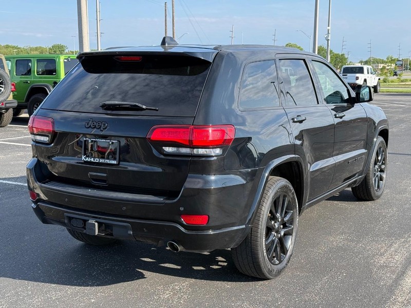 Jeep Grand Cherokee Vehicle Full-screen Gallery Image 3