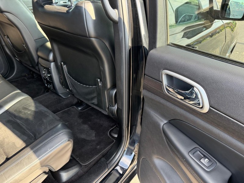 Jeep Grand Cherokee Vehicle Full-screen Gallery Image 12