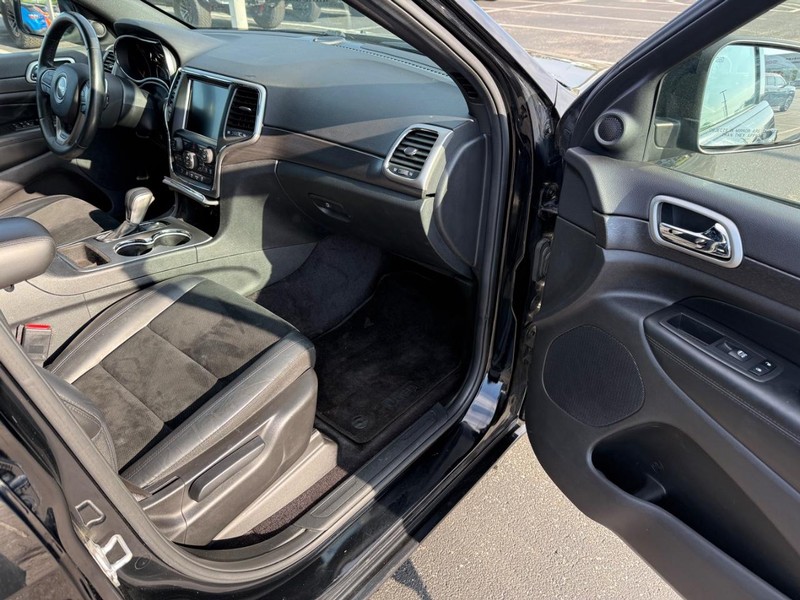 Jeep Grand Cherokee Vehicle Full-screen Gallery Image 15