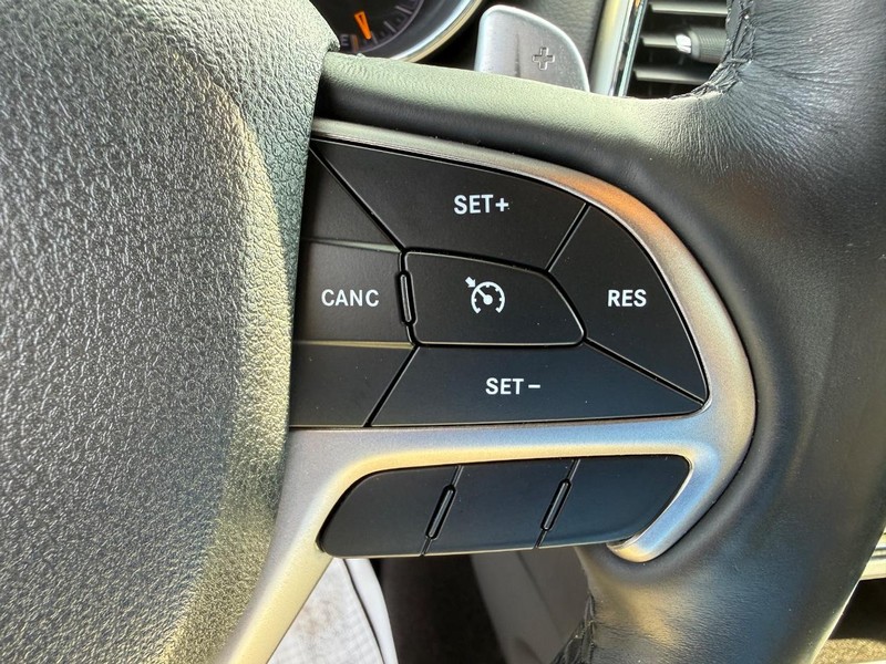 Jeep Grand Cherokee Vehicle Full-screen Gallery Image 21