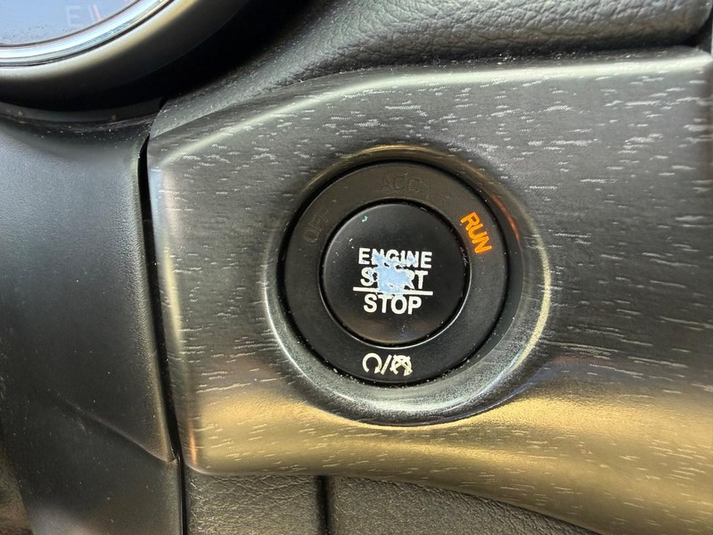 Jeep Grand Cherokee Vehicle Full-screen Gallery Image 22