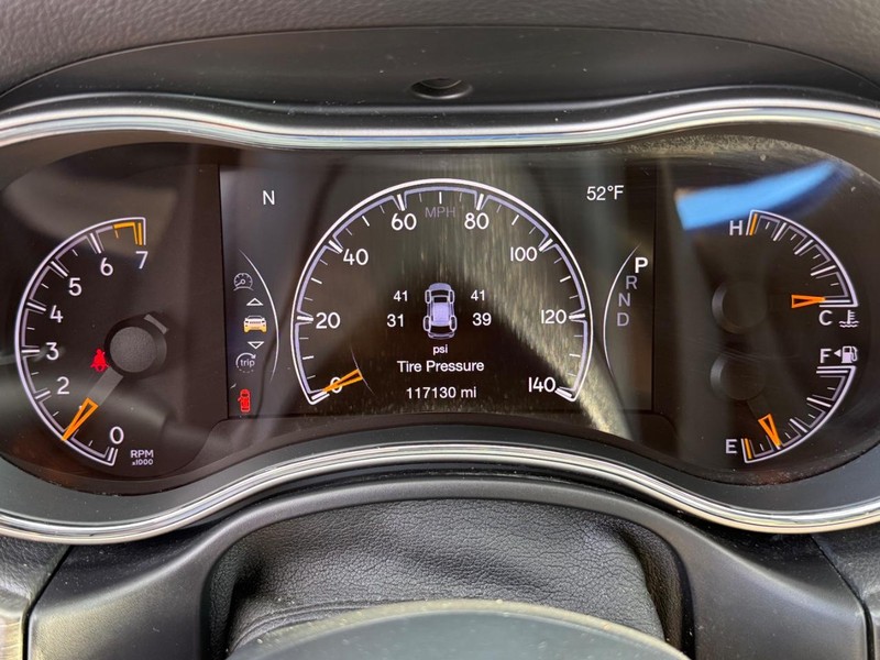 Jeep Grand Cherokee Vehicle Full-screen Gallery Image 29