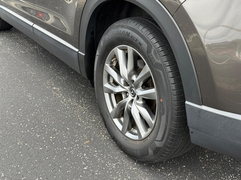 Mazda CX-9 Vehicle Full-screen Gallery Image 6