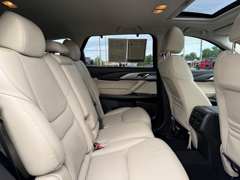 Mazda CX-9 Vehicle Full-screen Gallery Image 12