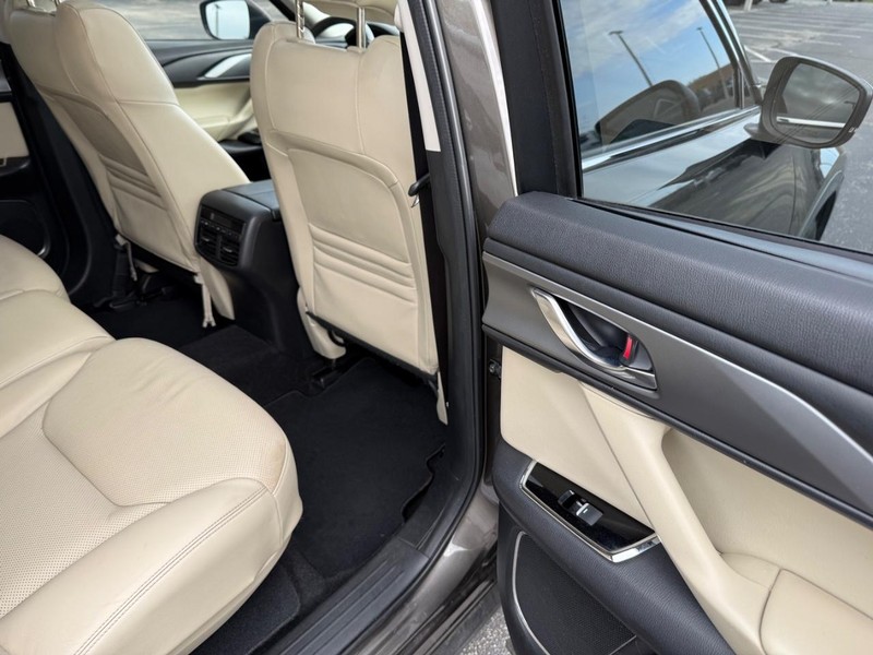 Mazda CX-9 Vehicle Full-screen Gallery Image 13