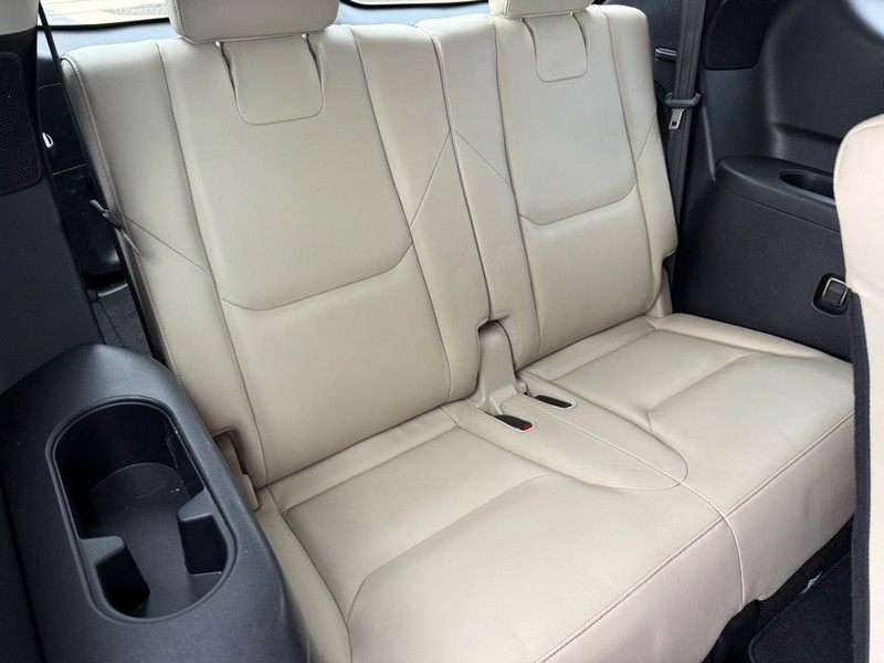 Mazda CX-9 Vehicle Full-screen Gallery Image 14
