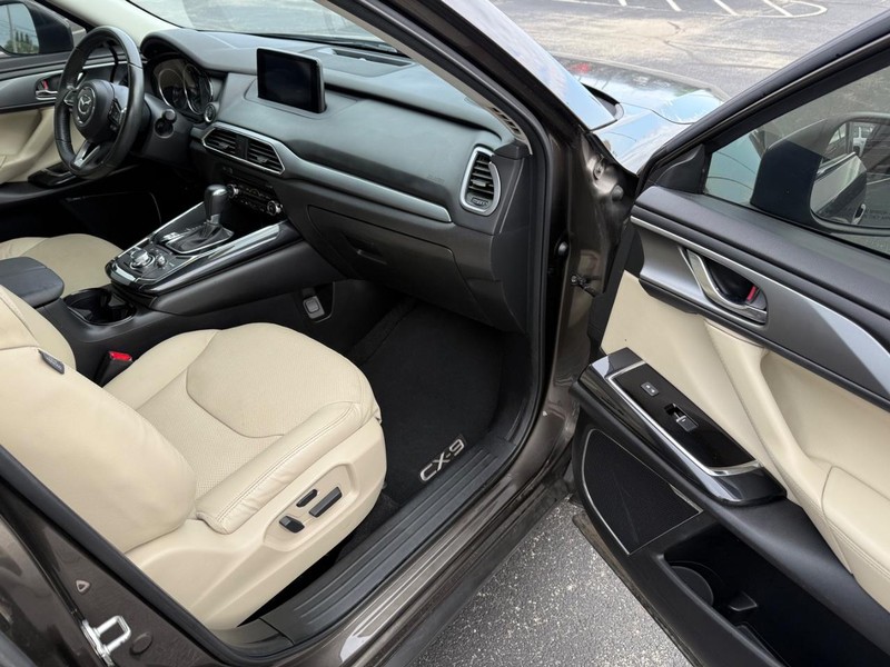 Mazda CX-9 Vehicle Full-screen Gallery Image 18