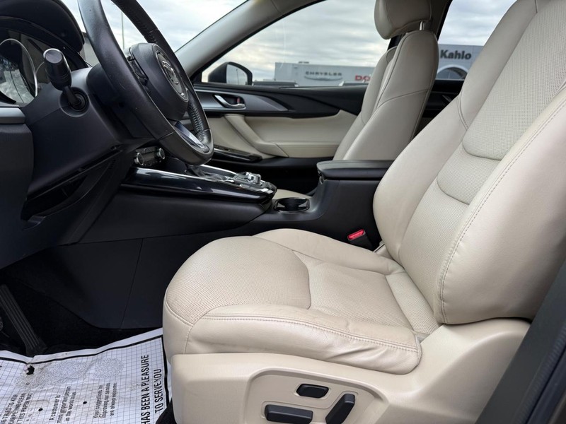 Mazda CX-9 Vehicle Full-screen Gallery Image 21