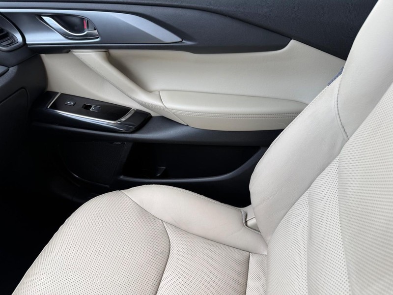 Mazda CX-9 Vehicle Full-screen Gallery Image 31