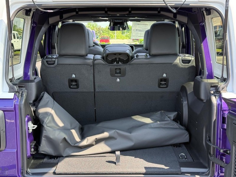 Jeep Wrangler Vehicle Full-screen Gallery Image 7