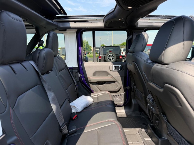 Jeep Wrangler Vehicle Full-screen Gallery Image 10