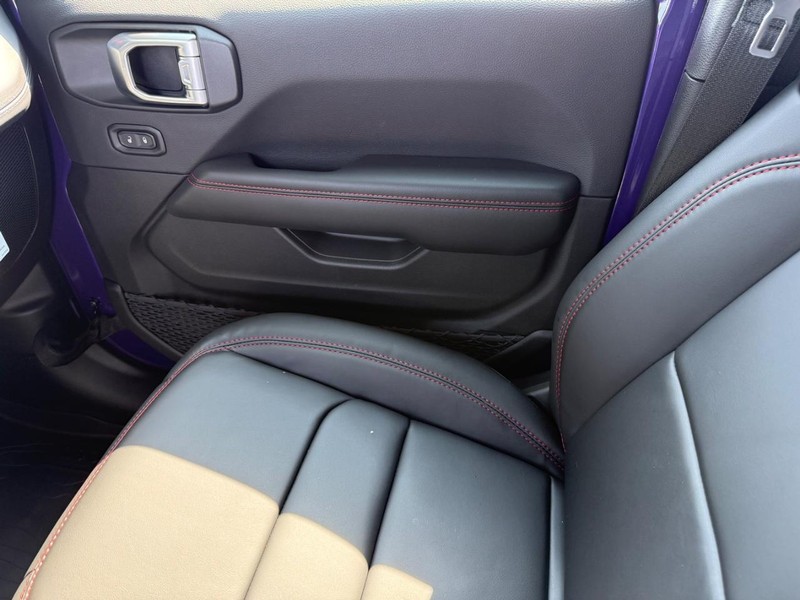 Jeep Wrangler Vehicle Full-screen Gallery Image 28