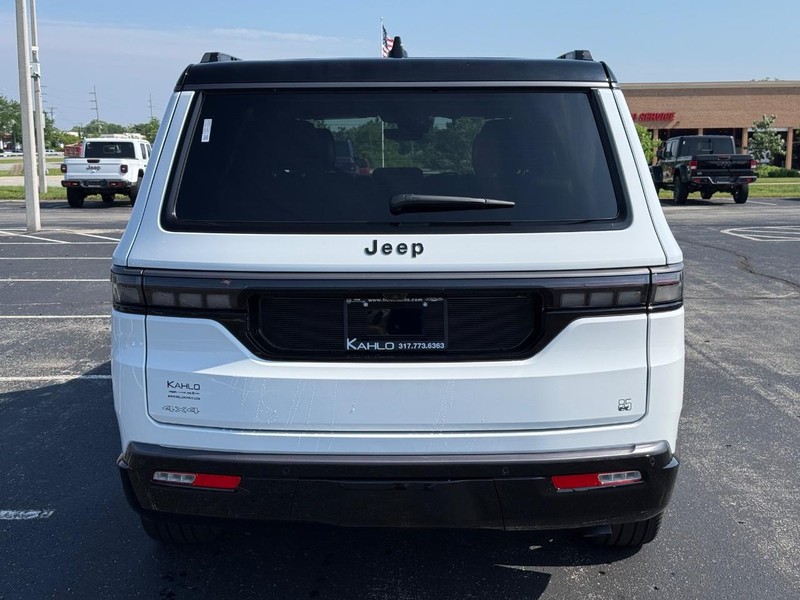 Jeep Grand Wagoneer Vehicle Full-screen Gallery Image 4