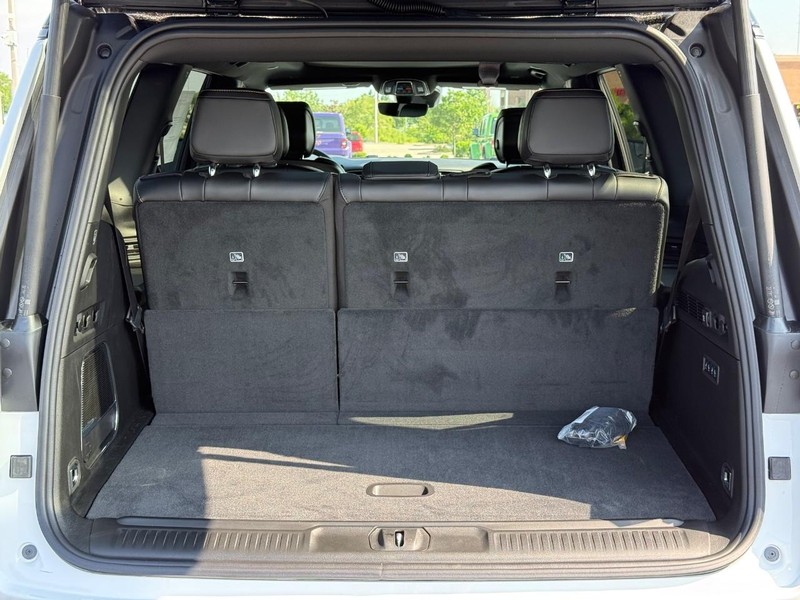 Jeep Grand Wagoneer Vehicle Full-screen Gallery Image 7