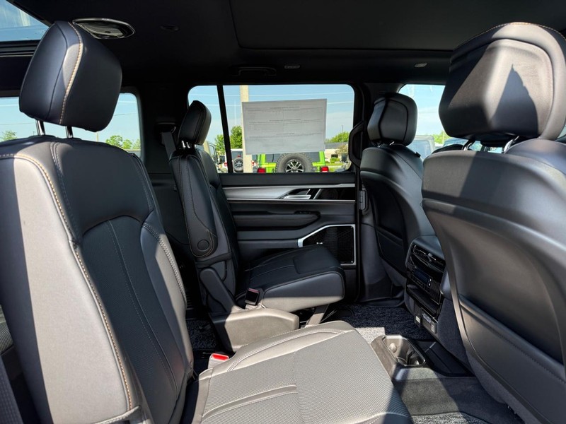 Jeep Grand Wagoneer Vehicle Full-screen Gallery Image 11