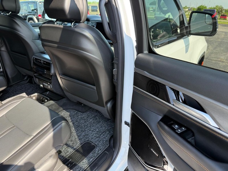 Jeep Grand Wagoneer Vehicle Full-screen Gallery Image 12
