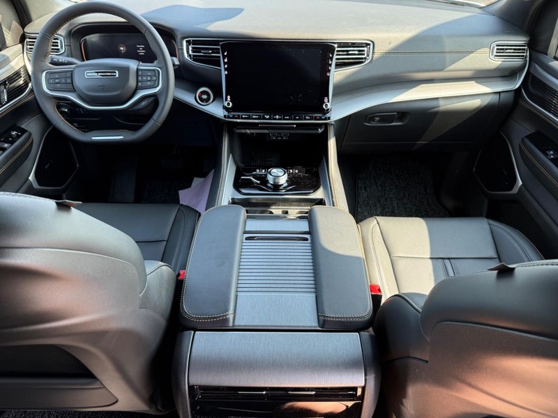Jeep Grand Wagoneer Vehicle Full-screen Gallery Image 14