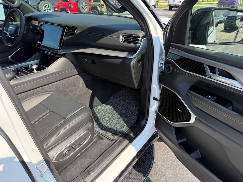 Jeep Grand Wagoneer Vehicle Full-screen Gallery Image 16