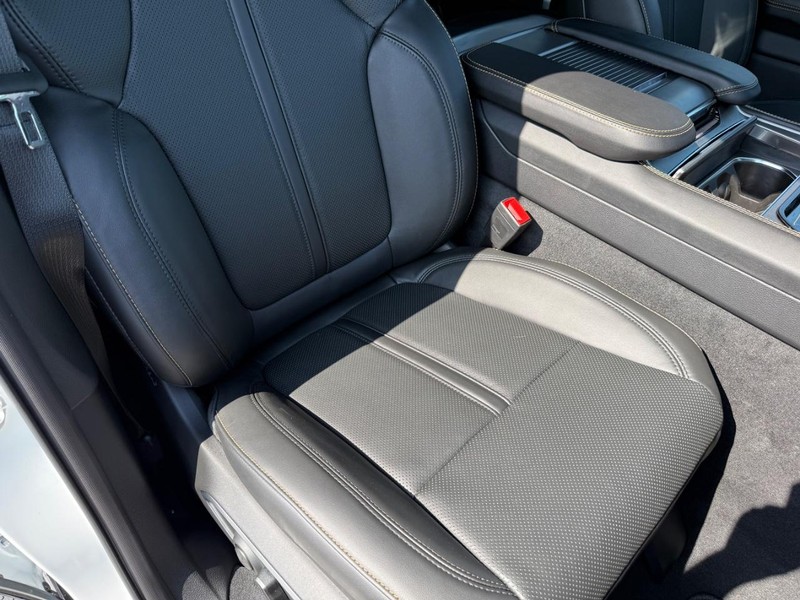 Jeep Grand Wagoneer Vehicle Full-screen Gallery Image 17