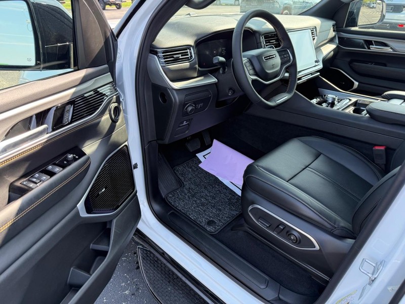 Jeep Grand Wagoneer Vehicle Full-screen Gallery Image 18