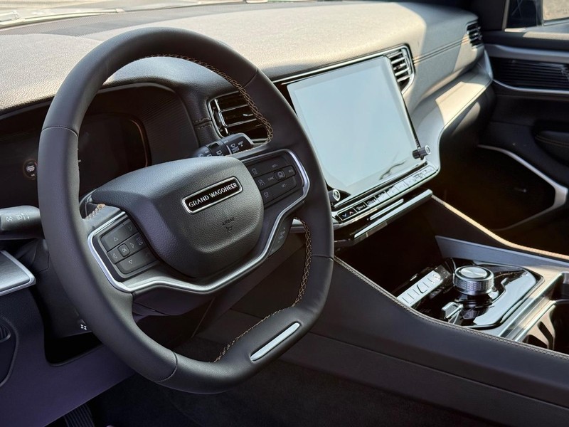 Jeep Grand Wagoneer Vehicle Full-screen Gallery Image 20