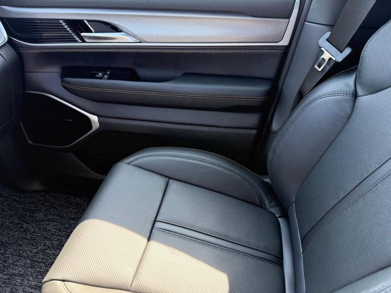 Jeep Grand Wagoneer Vehicle Full-screen Gallery Image 27