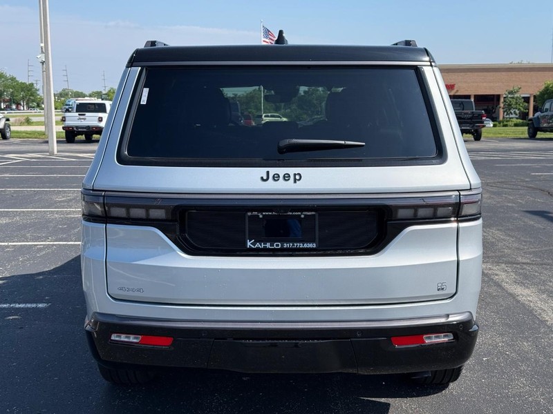 Jeep Grand Wagoneer Vehicle Full-screen Gallery Image 4