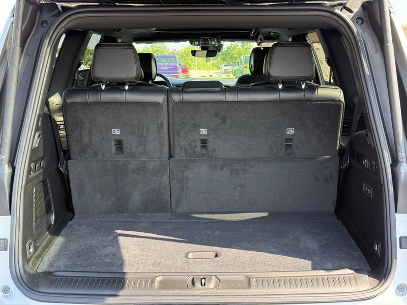 Jeep Grand Wagoneer Vehicle Full-screen Gallery Image 7