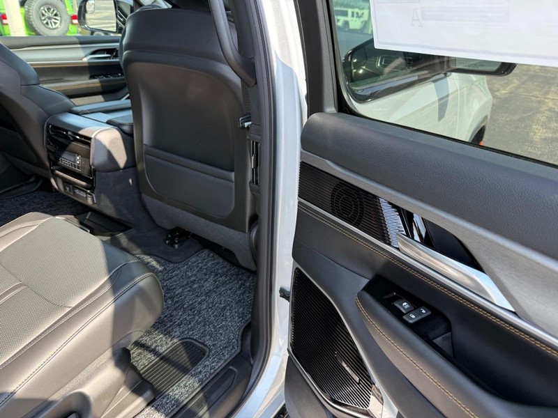 Jeep Grand Wagoneer Vehicle Full-screen Gallery Image 12