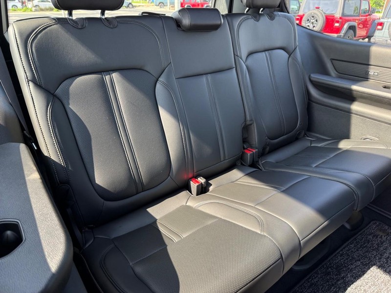 Jeep Grand Wagoneer Vehicle Full-screen Gallery Image 13