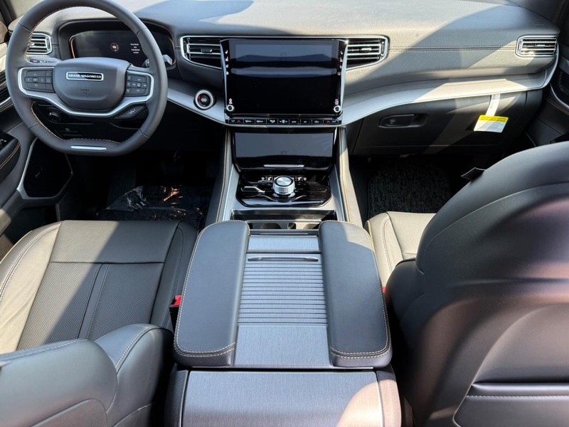 Jeep Grand Wagoneer Vehicle Full-screen Gallery Image 15