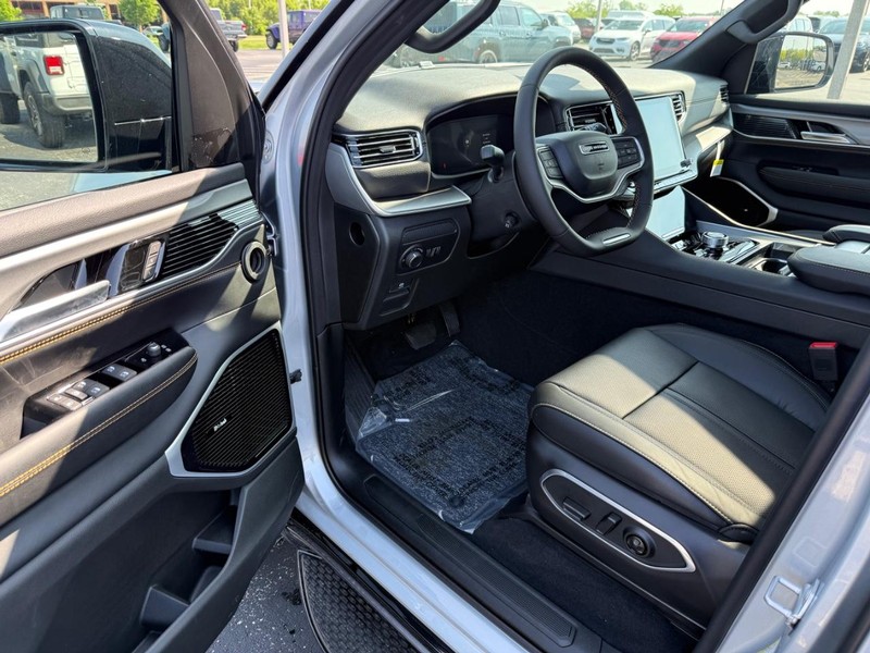 Jeep Grand Wagoneer Vehicle Full-screen Gallery Image 19